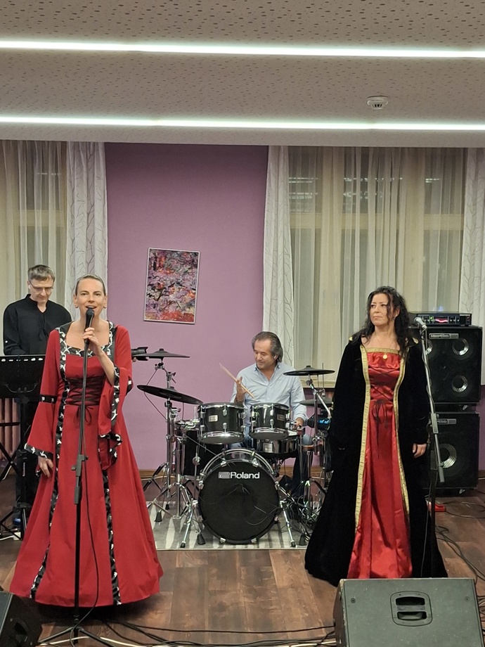 FOTO: Andor Šándor si zahrál na křtu své knihy. – stránka 1