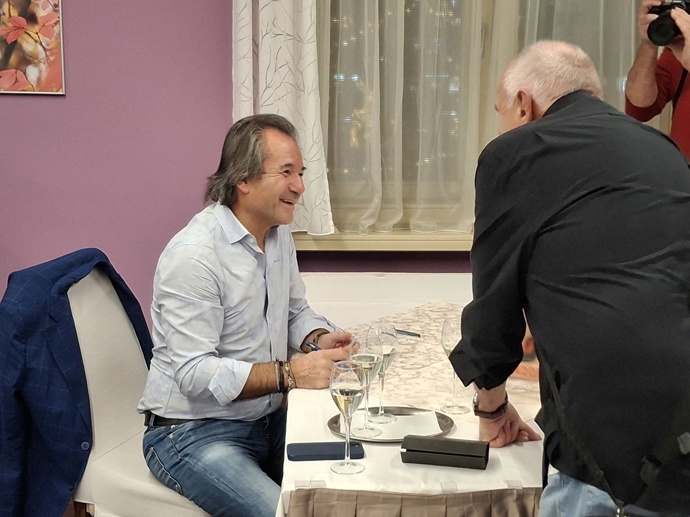 FOTO: Andor Šándor podepisuje svou novou knihu. – stránka 3