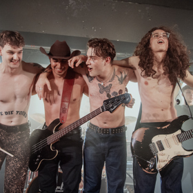 Šimon Opp se svou kapelou. 