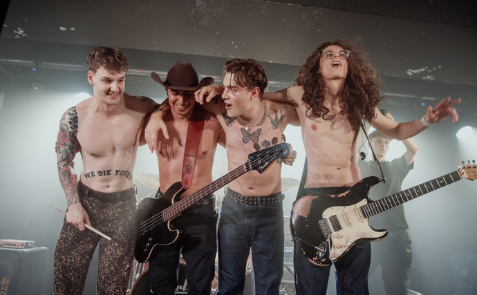 FOTO: Šimon Opp se svou kapelou.