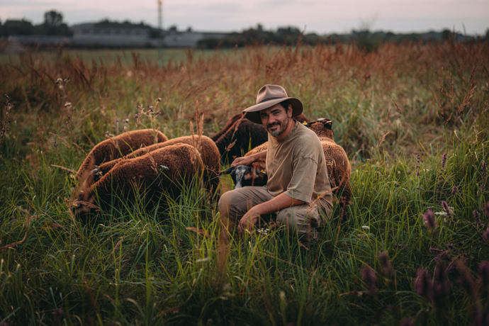 FOTO: Vojta Kotek se svými ovečkami. – stránka 1