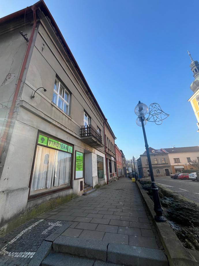 FOTO: Karlos Vémola zainvestoval do domu v Úpicích. – stránka 16