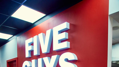 FOTO: Otevření nového fast foodu Five Guys.