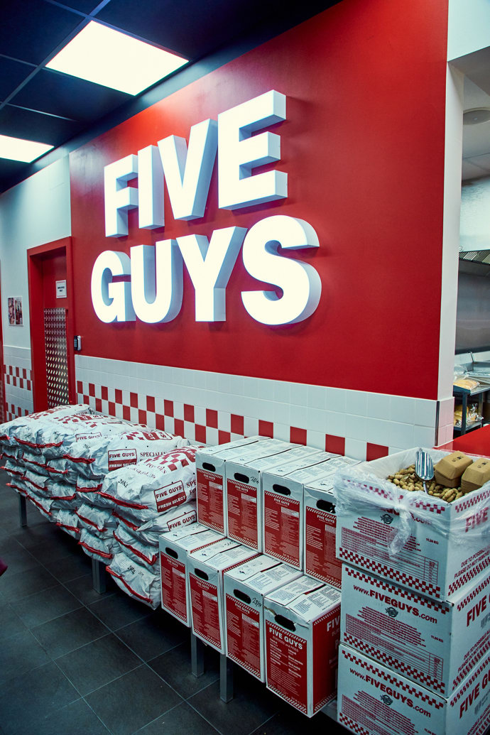 FOTO: Otevření nového fast foodu Five Guys. – stránka 18