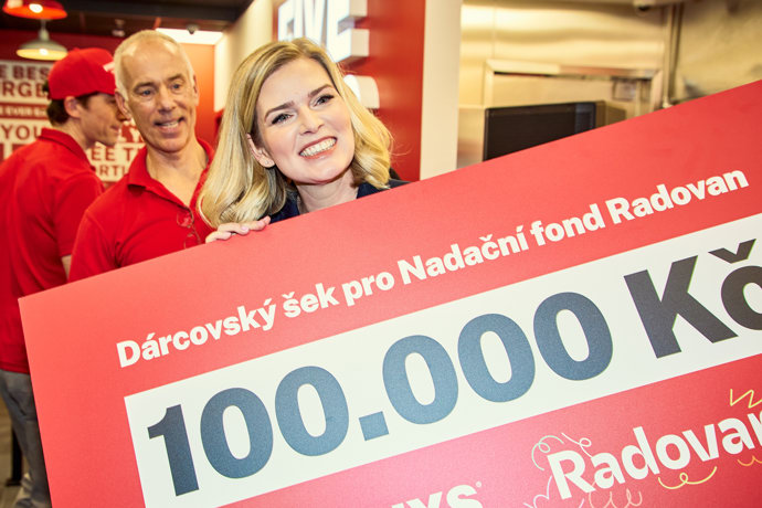 FOTO: Nikol Leitgeb pro svou nadaci dostala 100 tisíc. – stránka 1