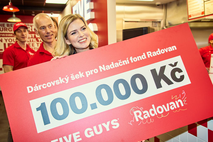 FOTO: Nikol Leitgeb měla z peněz pro svou nadaci velkou radost.