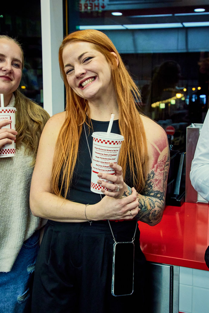 FOTO: Po dlouhé době na veřejnosti se objevila účastnice MasterChefa Lea Skálová. – stránka 12