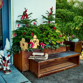 Nechybí ani velké množství dekorací - například dřevěné sáňky. 