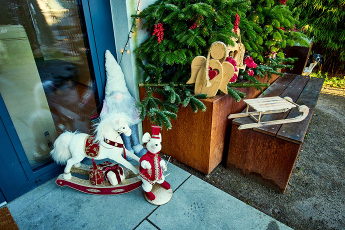 FOTO: Vánoční výzdoba nesmí chybět ani u vchodových dveří. – stránka 17