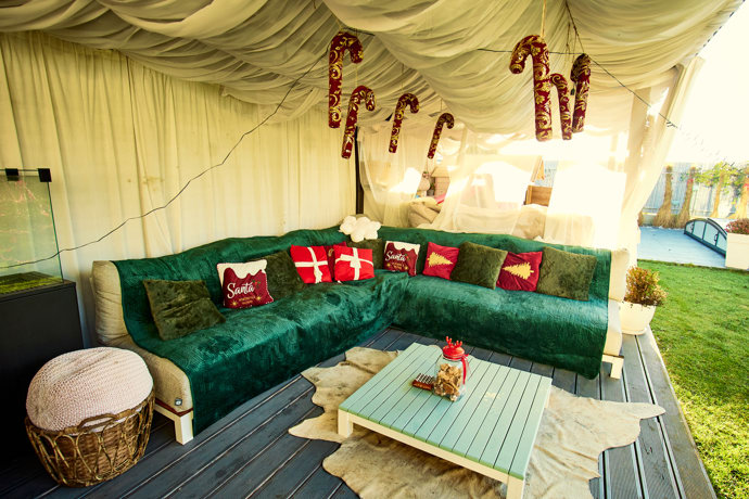 FOTO: Na zahradě nemohou chybět polštáře s vánoční tématikou. – stránka 14