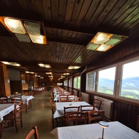 Takhle to vypadá uvnitř horské chaty.