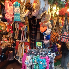 V Drážďanech už odstartovaly vánoční trhy. Kromě jídla si můžete nakoupit i různé dárky.