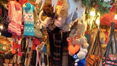 FOTO: V Drážďanech už odstartovaly vánoční trhy. Kromě jídla si zde můžete nakoupit i různé dárky.