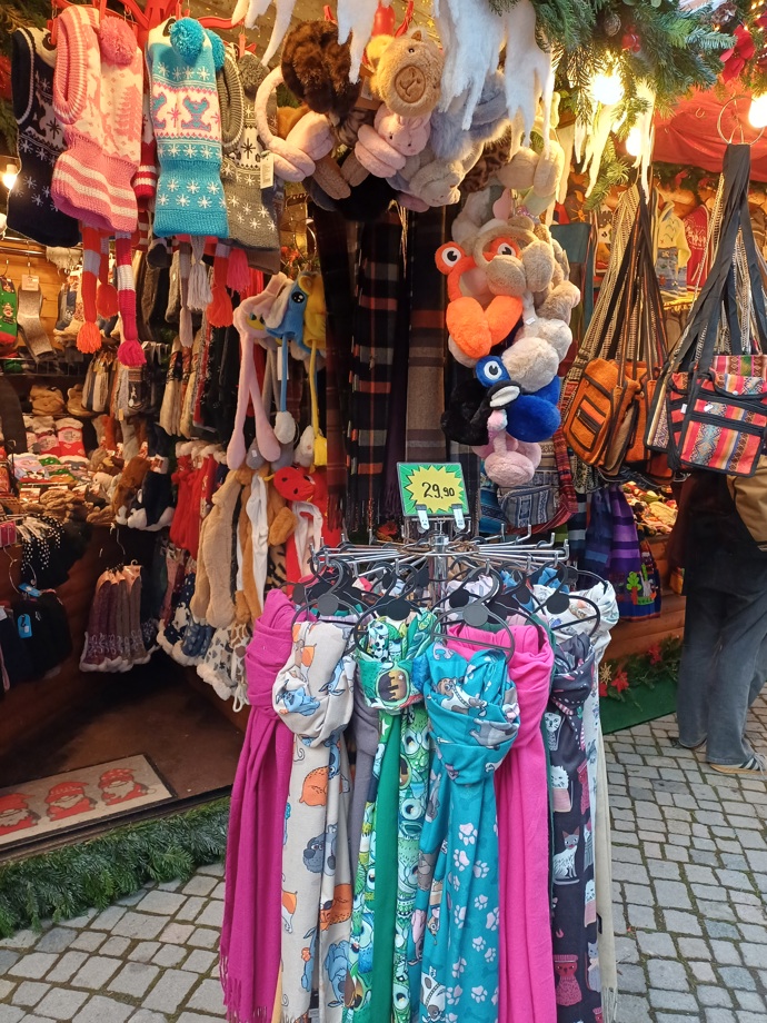 FOTO: V Drážďanech už odstartovaly vánoční trhy. Kromě jídla si zde můžete nakoupit i různé dárky. – stránka 26