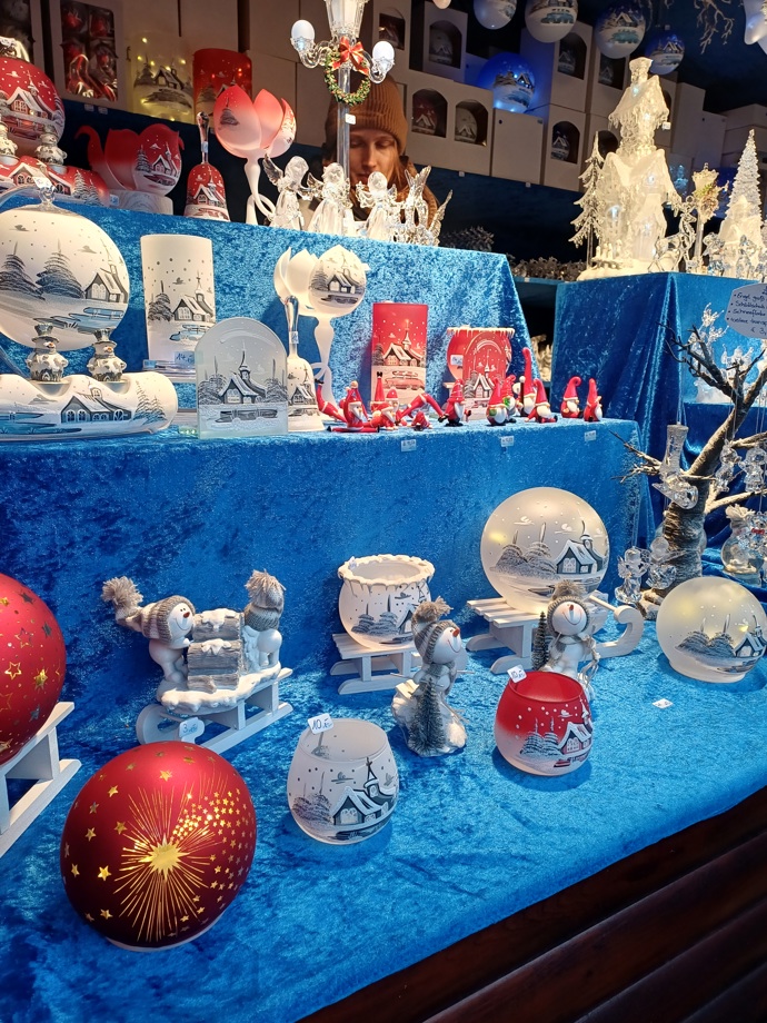 FOTO: V Drážďanech už odstartovaly vánoční trhy. Koupit si můžete i skleněné ozdoby. – stránka 23