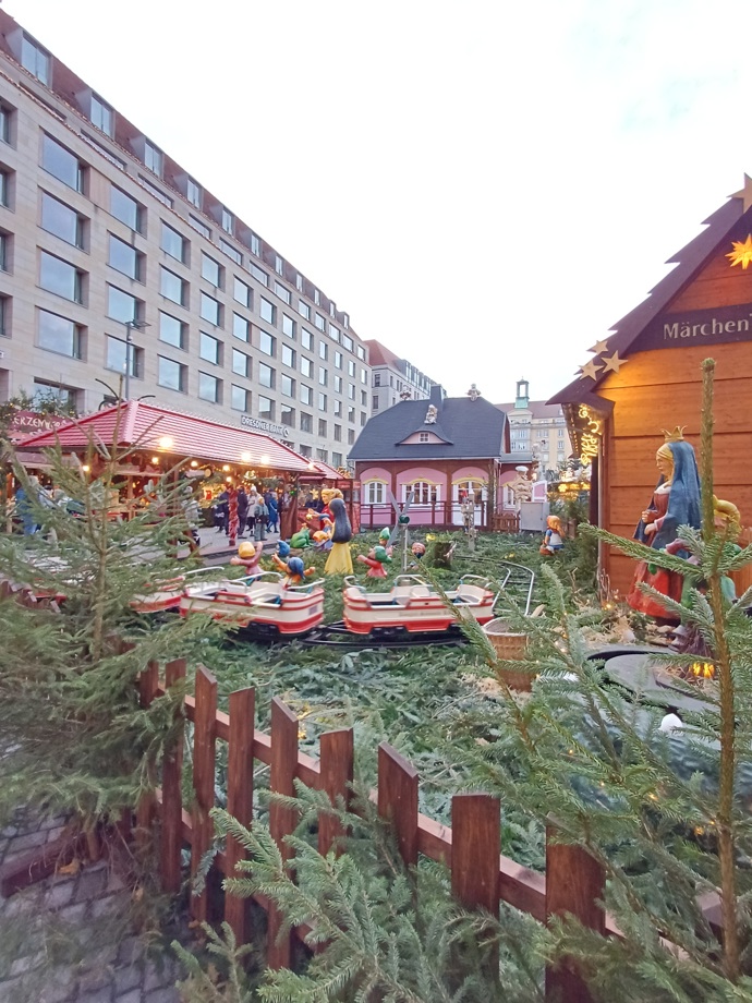 FOTO: Děti se na vánočních trzích v Drážďanech mohou svézt ve vláčku. Jedna jízda vyjde na 2,50 euro. Čtyři okruhy pak na 8 eur. – stránka 14