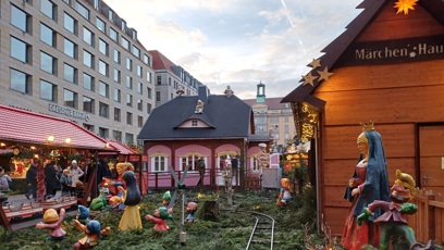 FOTO: V Drážďanech už odstartovaly vánoční trhy. Děti se mohou svézt ve vláčku.