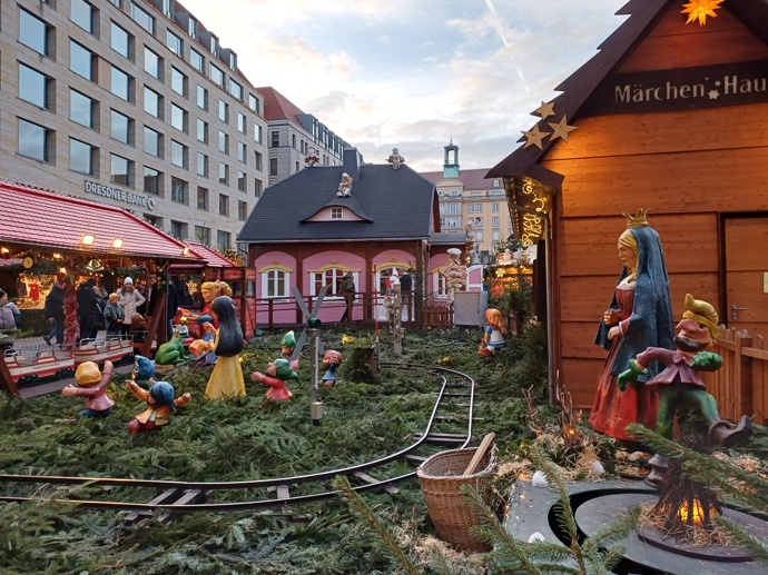 FOTO: V Drážďanech už odstartovaly vánoční trhy. Děti se mohou svézt ve vláčku. – stránka 22