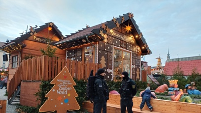 FOTO: V Drážďanech už odstartovaly vánoční trhy. Policie hlídá hladký průběh.