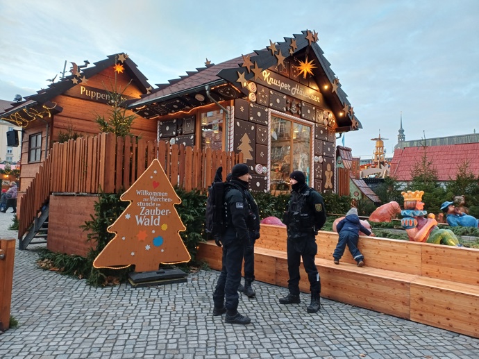 FOTO: V Drážďanech už odstartovaly vánoční trhy. Policie hlídá hladký průběh. – stránka 21