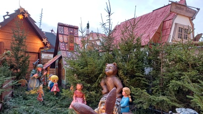 FOTO: V Drážďanech už odstartovaly vánoční trhy. Mezi stánky stojí pohádkové bytosti.