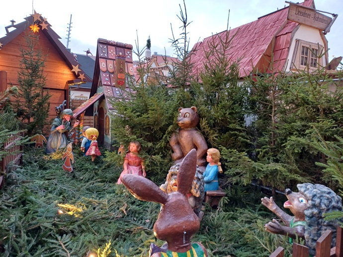 FOTO: V Drážďanech už odstartovaly vánoční trhy. Mezi stánky stojí pohádkové bytosti. – stránka 13