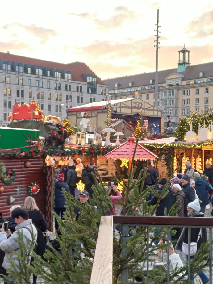FOTO: V Drážďanech už odstartovaly vánoční trhy. – stránka 17