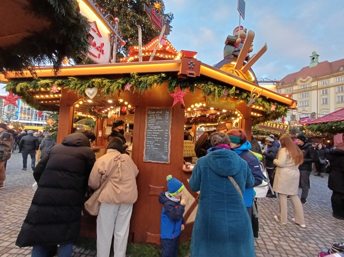 FOTO: V Drážďanech už odstartovaly vánoční trhy. Největší fronty byly na teplé nápoje, zejména punč. – stránka 9
