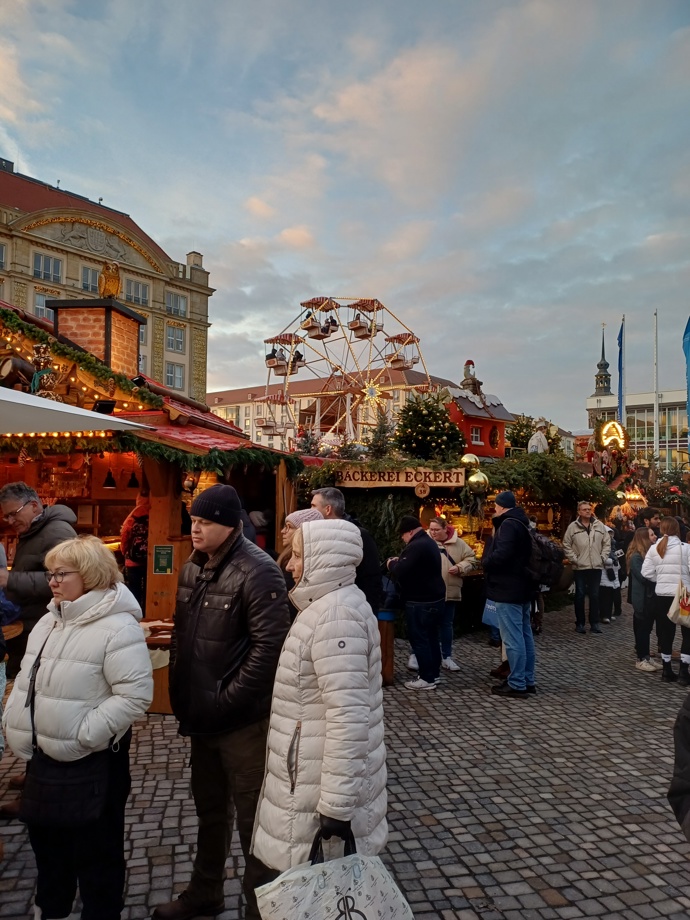 FOTO: Vánoční trhy v Drážďanech si můžete prohlédnout ze shora díky ruskému kolu. – stránka 7