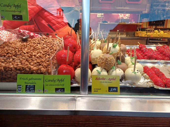 FOTO: V Drážďanech už odstartovaly vánoční trhy. Sladkostí je všude plno. – stránka 6