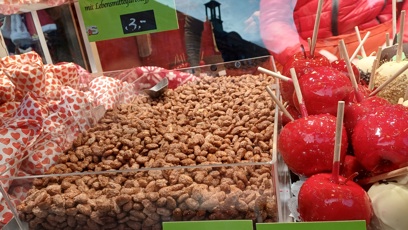 FOTO: V Drážďanech už odstartovaly vánoční trhy. Sladké jablko stojí 3 eura.