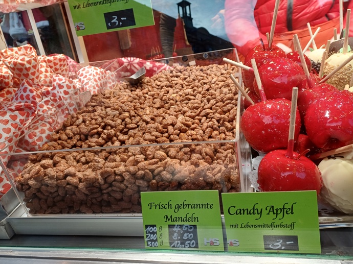 FOTO: V Drážďanech už odstartovaly vánoční trhy. Sladké jablko stojí 3 eura. – stránka 4