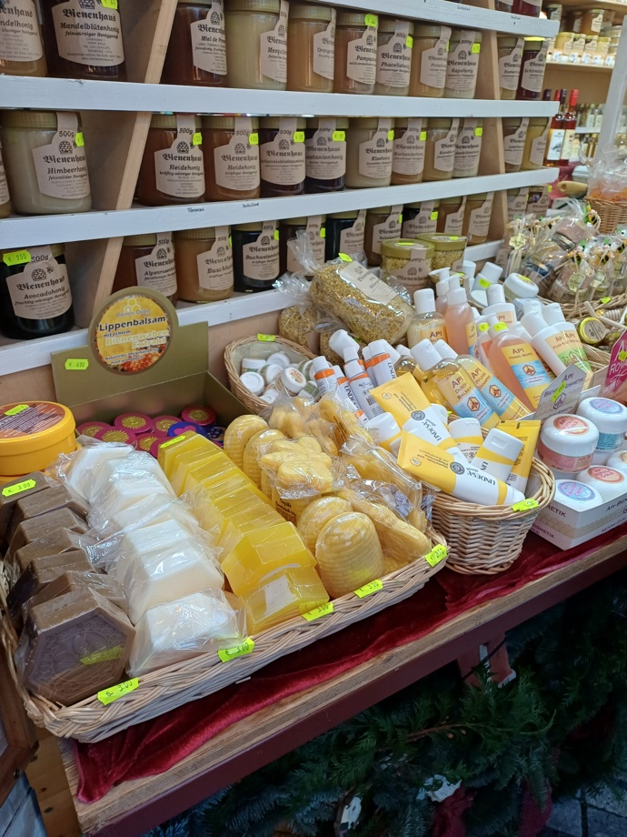 FOTO: V Drážďanech už odstartovaly vánoční trhy. Mýdlíčko vyjde na tři eura a balzám na rty na 6 eur. – stránka 2