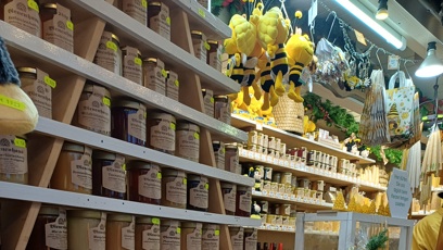 FOTO: V Drážďanech už odstartovaly vánoční trhy. Lidé si mohou kromě jídla nakoupit i kosmetiku.