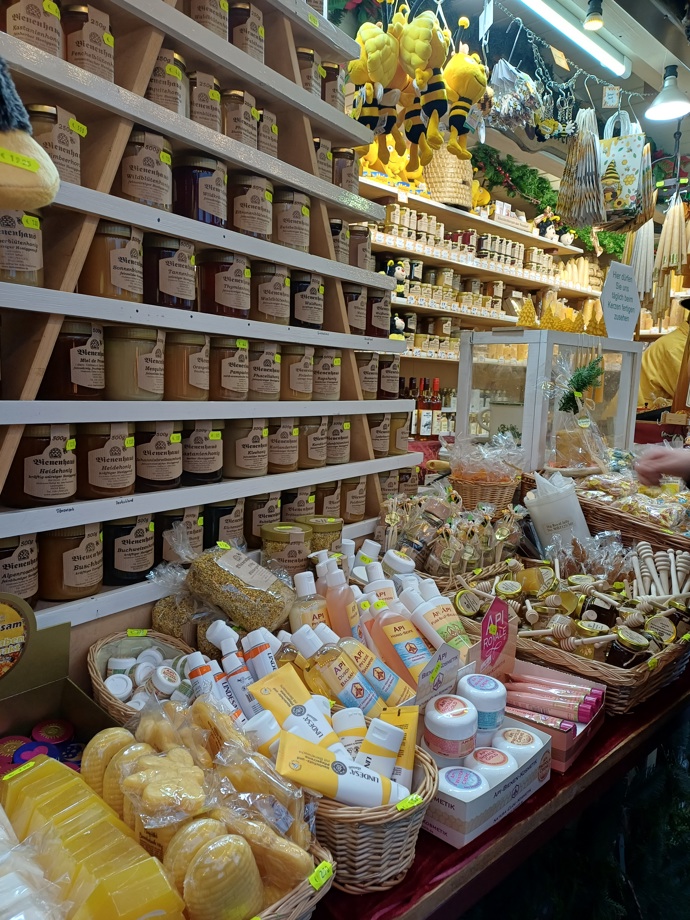 FOTO: V Drážďanech už odstartovaly vánoční trhy. Lidé si mohou kromě jídla nakoupit i kosmetiku. – stránka 1