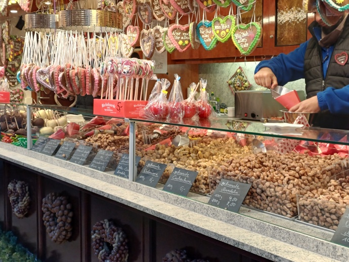 FOTO: V Drážďanech už odstartovaly vánoční trhy. Pražané oříšky nemohou chybět.