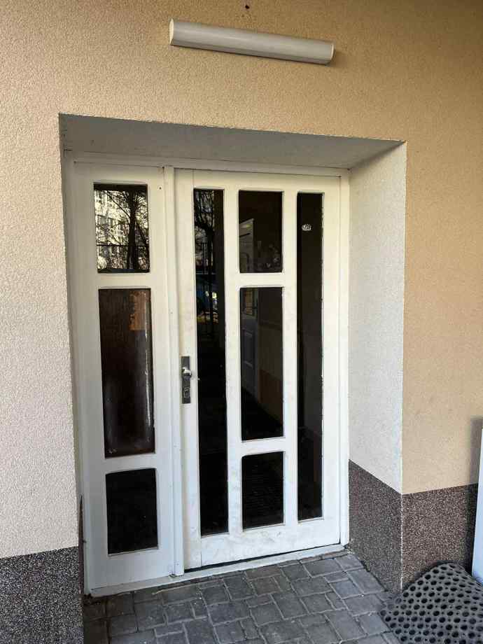 FOTO: Vstupní dveře. – stránka 10