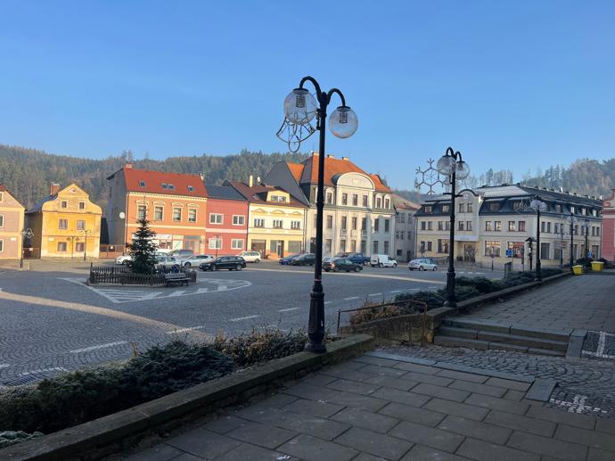 FOTO: Dům se nachází na náměstí v Úpicích. – stránka 15