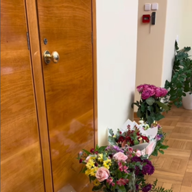 Alena Schillerová má v kanceláři spoustu květin od ctitelů.