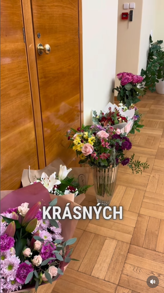 FOTO: Alena Schillerová má v kanceláři spoustu květin od ctitelů. – stránka 1