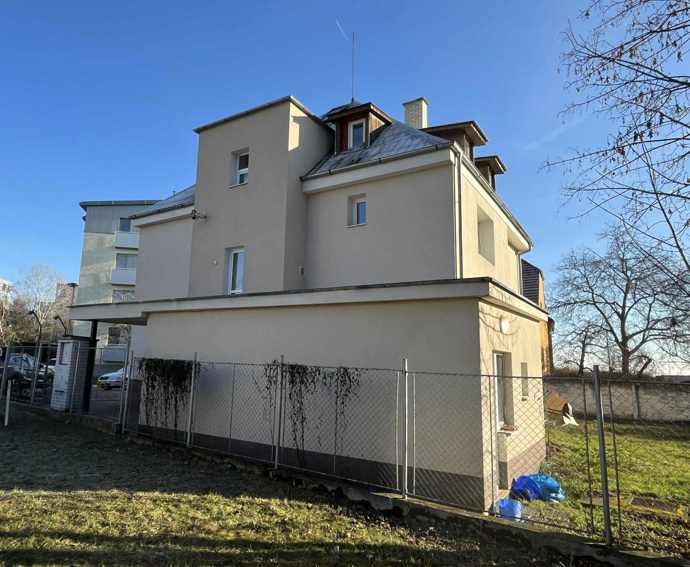 FOTO: Karlos Vémola investoval do nemovitostí. – stránka 9