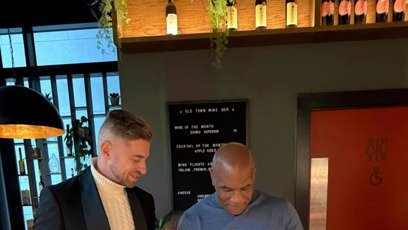 FOTO: Mikem Tyson podepsal rukavici, která následně čla do dražby.