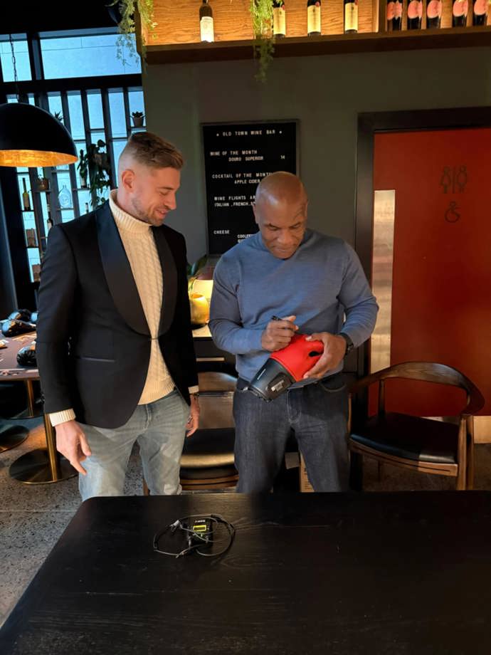 FOTO: Mikem Tyson podepsal rukavici, která následně čla do dražby. – stránka 2