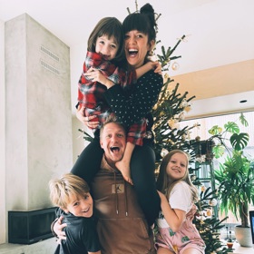 Takhle rodina Tomáše Kluse každoročně pózuje u vánočního stromečku - jako zdravice všem fanouškům. 