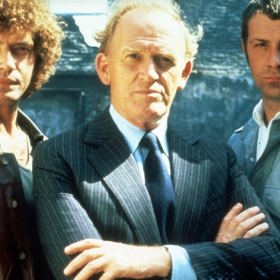 George Cowley, šéf CI5, třetí člen do party legendárních Profesionálů. Skvěle ho ztvárnil skotský herec Gordon Jackson, na snímku uprostřed. Spolu s ním jsou na fotce herci Martin Shaw a Lewis Collins.