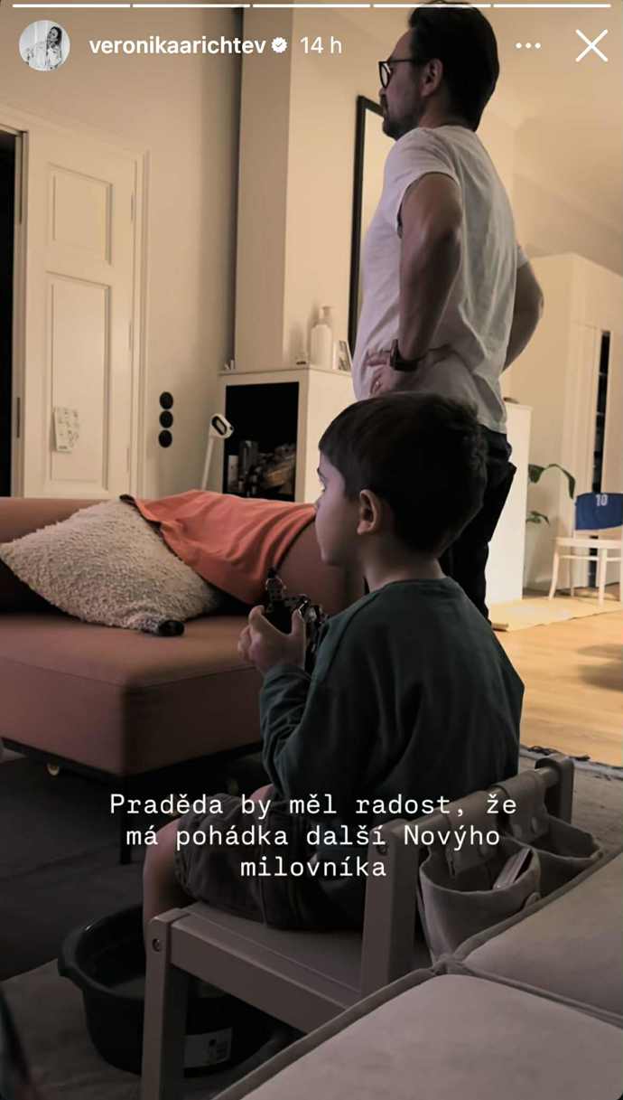 FOTO: Luka s tatínkem při sledování pohádky. – stránka 2