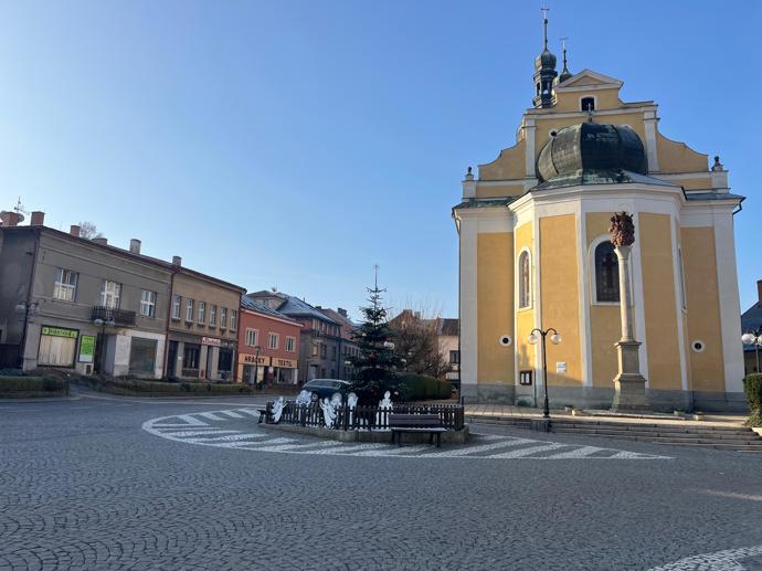 FOTO: Dům se nachází na malebném náměstí. – stránka 13