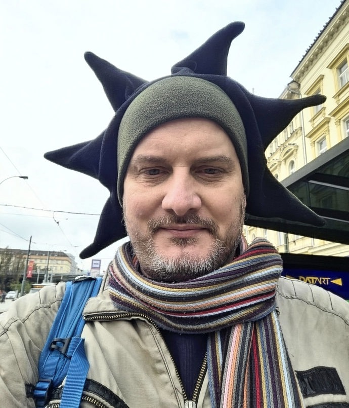 FOTO: Člen Pirátů Tomáš Kapler se vyjádřil ke smrti Patrika Hezuckého. – stránka 258