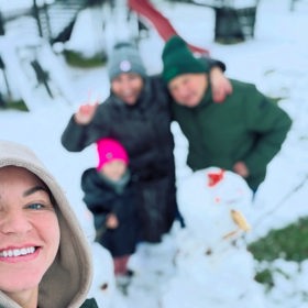 Nedávno se pochlubila, jak s dcerkou Stellinkou stavěli sněhuláka. 