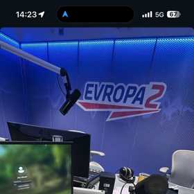 Pracovní stůl Patrika Hezuckého.